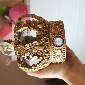 Gold Crown room decor